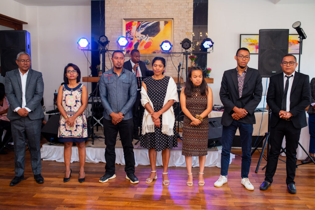 De gauche à droite : Zoky Zo, président de l’YMCA Madagascar; Zoky Clara, vice-présidente; Zoky Nestor, deuxième vice-président; Zoky Niry, Trésorière; Zoky Anjara, représentante des femmes ; Zoky Tendry, conseiller ; Zoky Tsiki, Secrétaire Général National de l’YMCA Madagascar