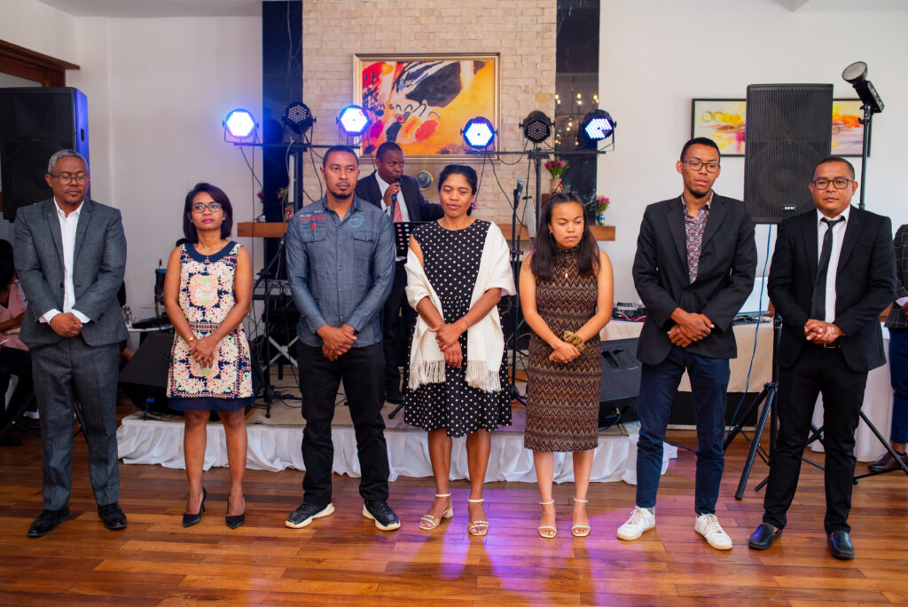  De gauche à droite : Zoky Zo, président de l’YMCA Madagascar; Zoky Clara, vice-présidente; Zoky Nestor, deuxième vice-président; Zoky Niry, Trésorière; Zoky Anjara, représentante des femmes ; Zoky Tendry, conseiller ; Zoky Tsiki, Secrétaire Général National de l’YMCA Madagascar 