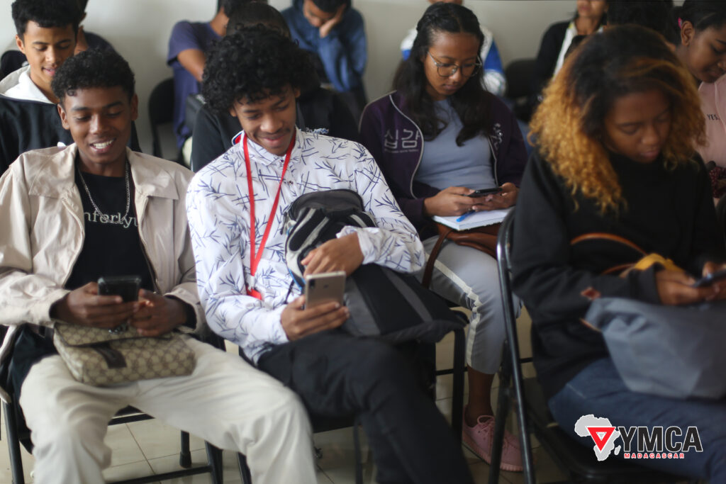 Les jeunes préfèrent suivre les cours avec leur téléphone mobile